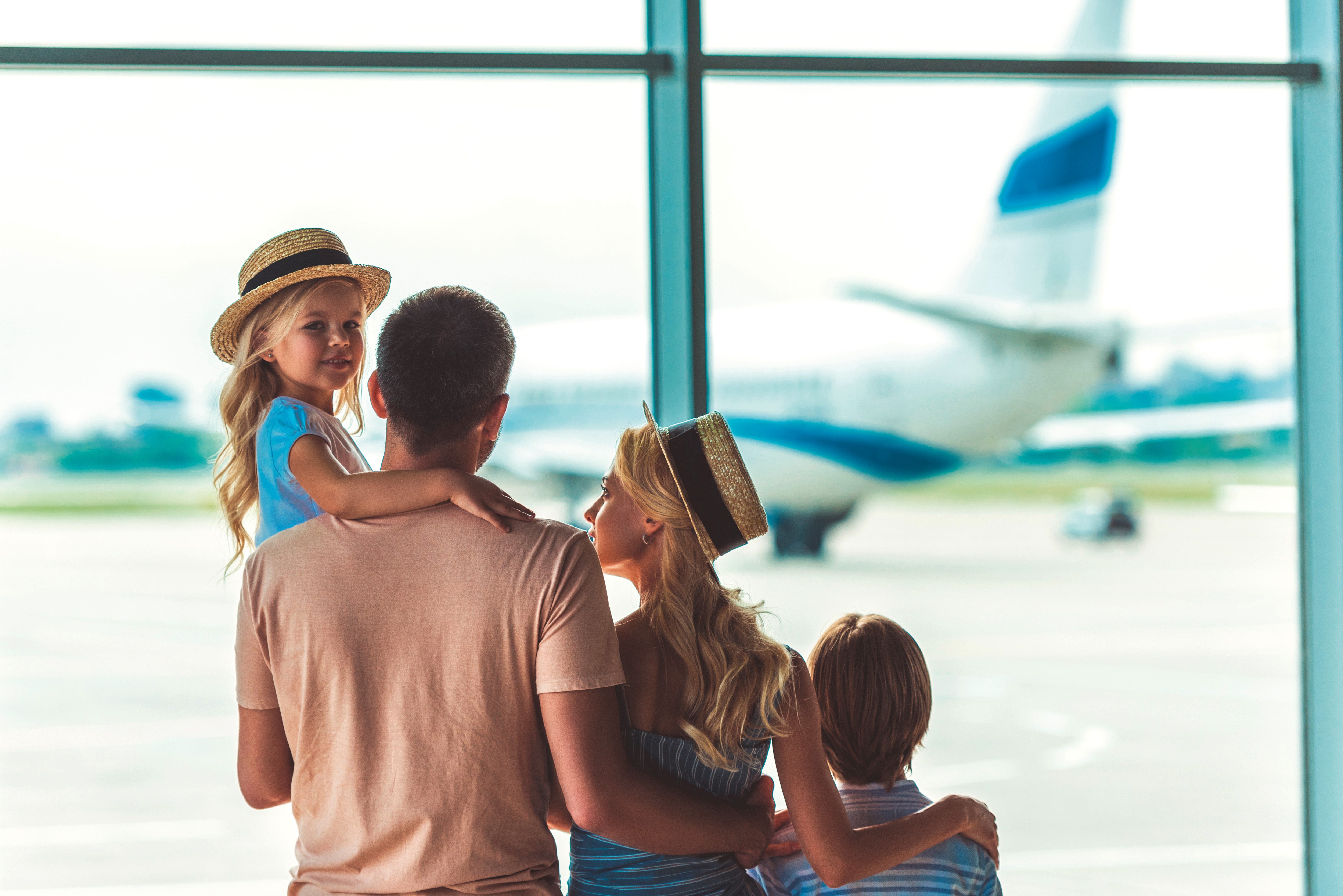 Reisen mit Kindern Tipps - Tipps für Reisen mit Kindern - Familie am Flughafen