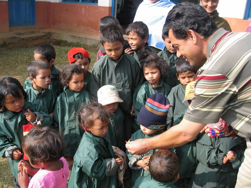 Asien mit Kindern - Kinder im Projektdorf Nayaransthan in Nepal 