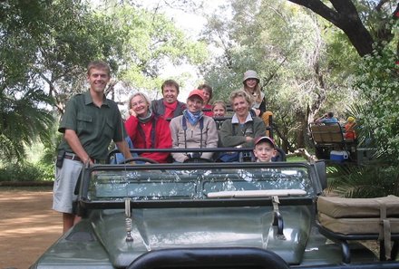 Familienurlaub Südafrika - Preisvorteilen bei Südafrika Familienreise - Gruppe im Jeep