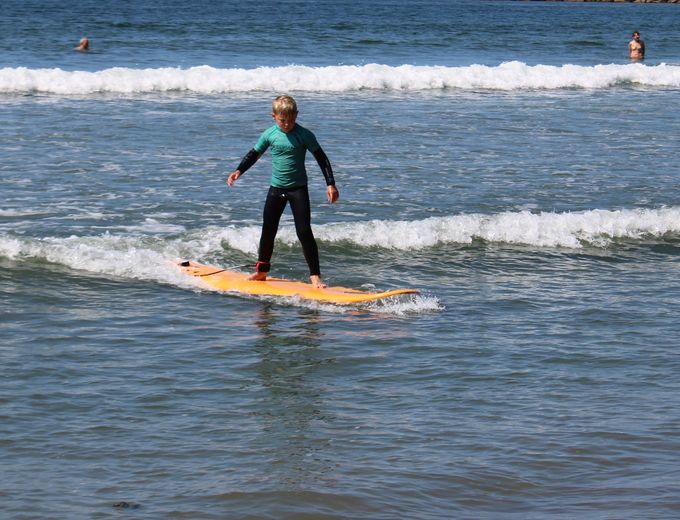 Portugal mit Kindern - Portugal for family - Kind beim Surfen
