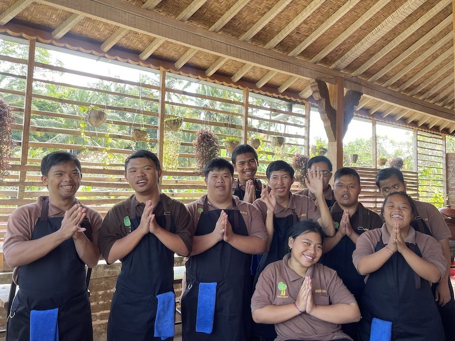 For Family Reisen soziales Engagement - Kinderhilfsprojekt Yayasan Widya Guna auf Bali - Kinder im Café