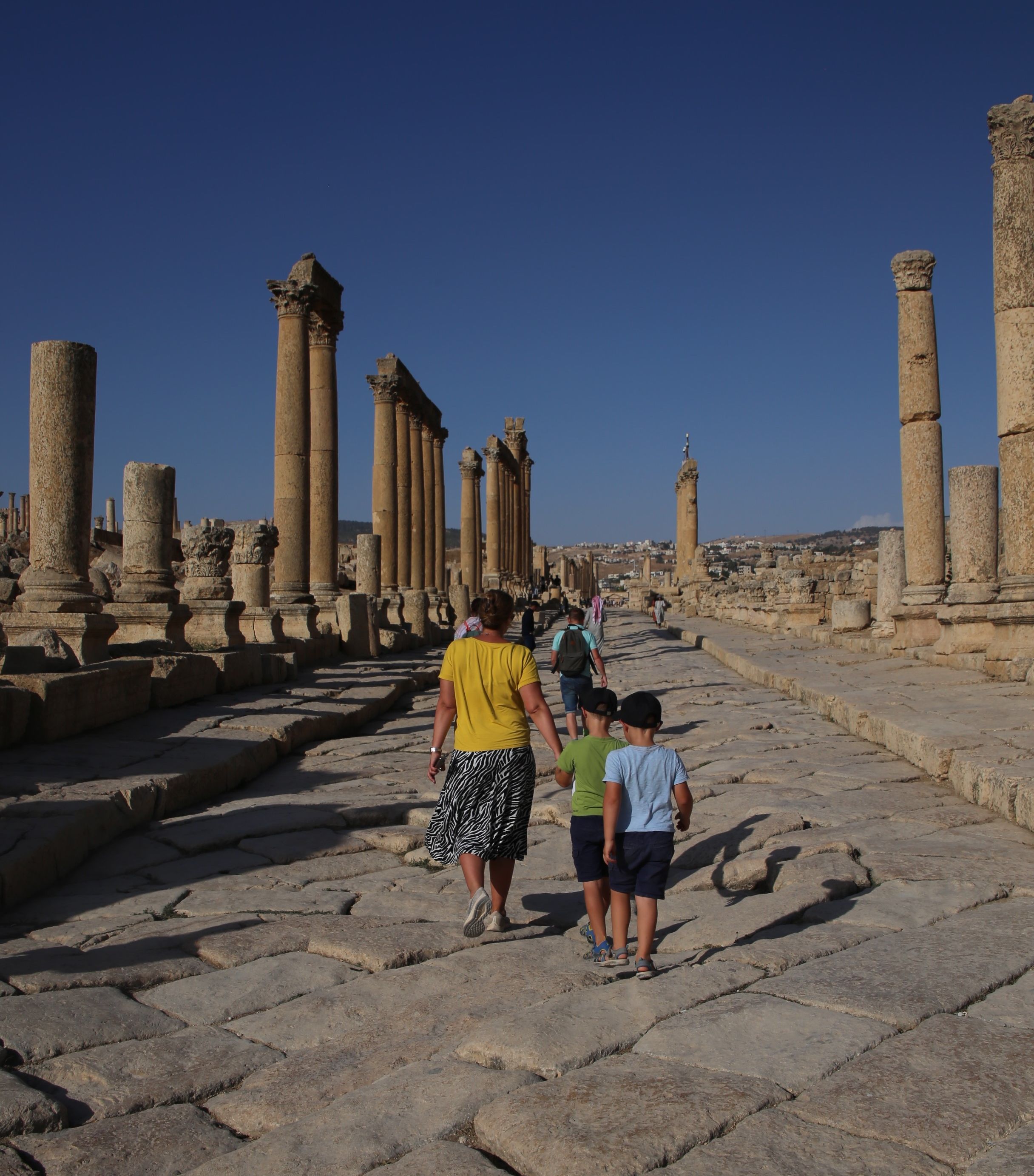 For Family Reisen Gewinnspiel - Jordanien Familienreise - Kinder in Jerash