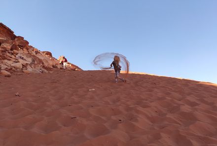Reisebericht Jordanien Rundreise mit Kindern - Kind spielt mit Sand im Wadi Rum