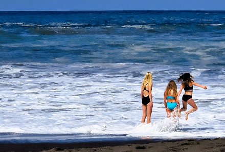 Teneriffa Familienurlaub - Teneriffa for family - Playa Jardin - Kinder spielen im Meer 