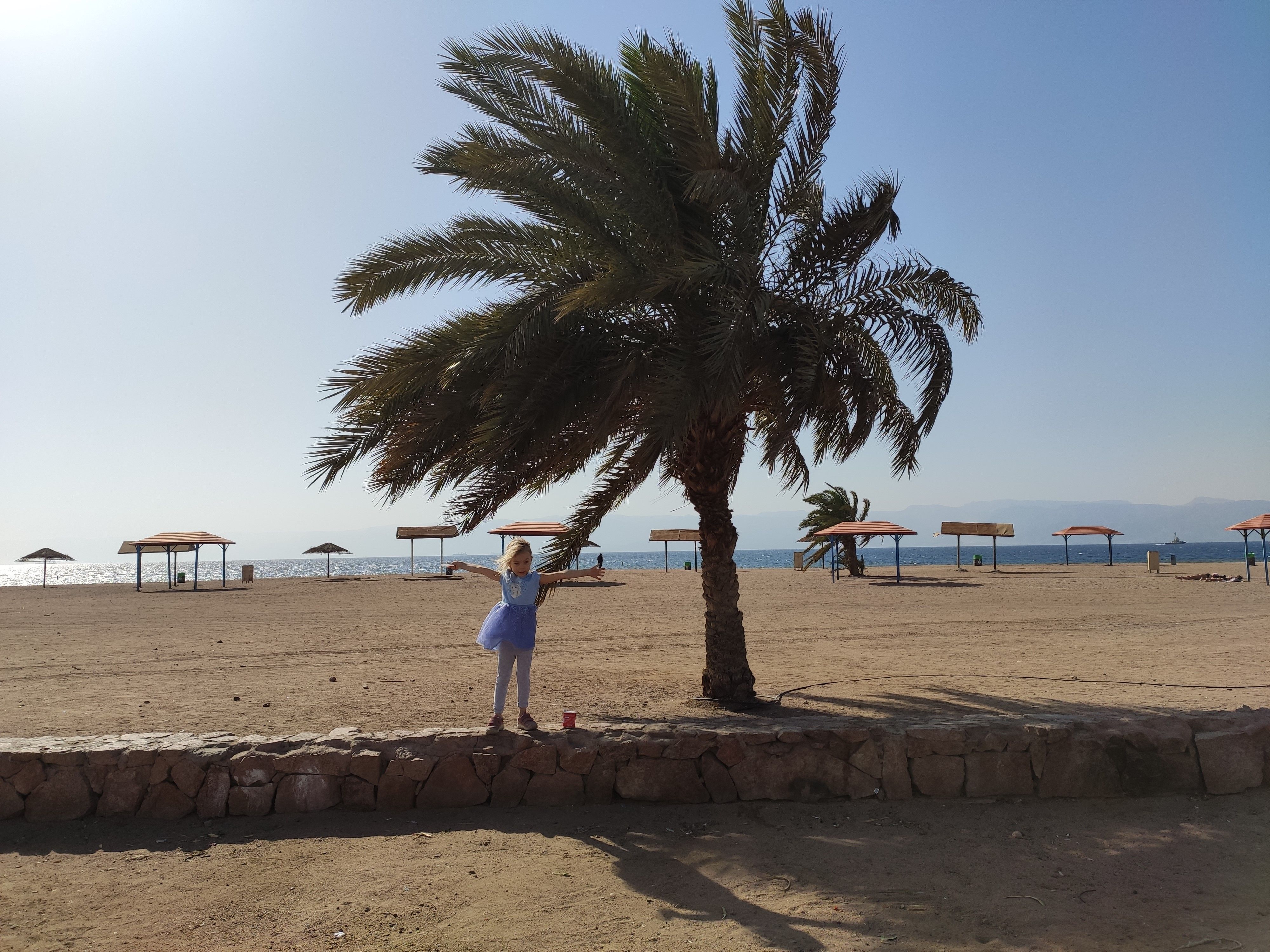 Reisebericht Jordanien Rundreise mit Kindern - Kinder am Strand von Aqaba