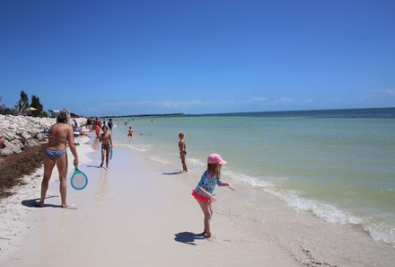 Florida Rundreise mit Kindern - Kinder und Erwachsene spielen am Strand