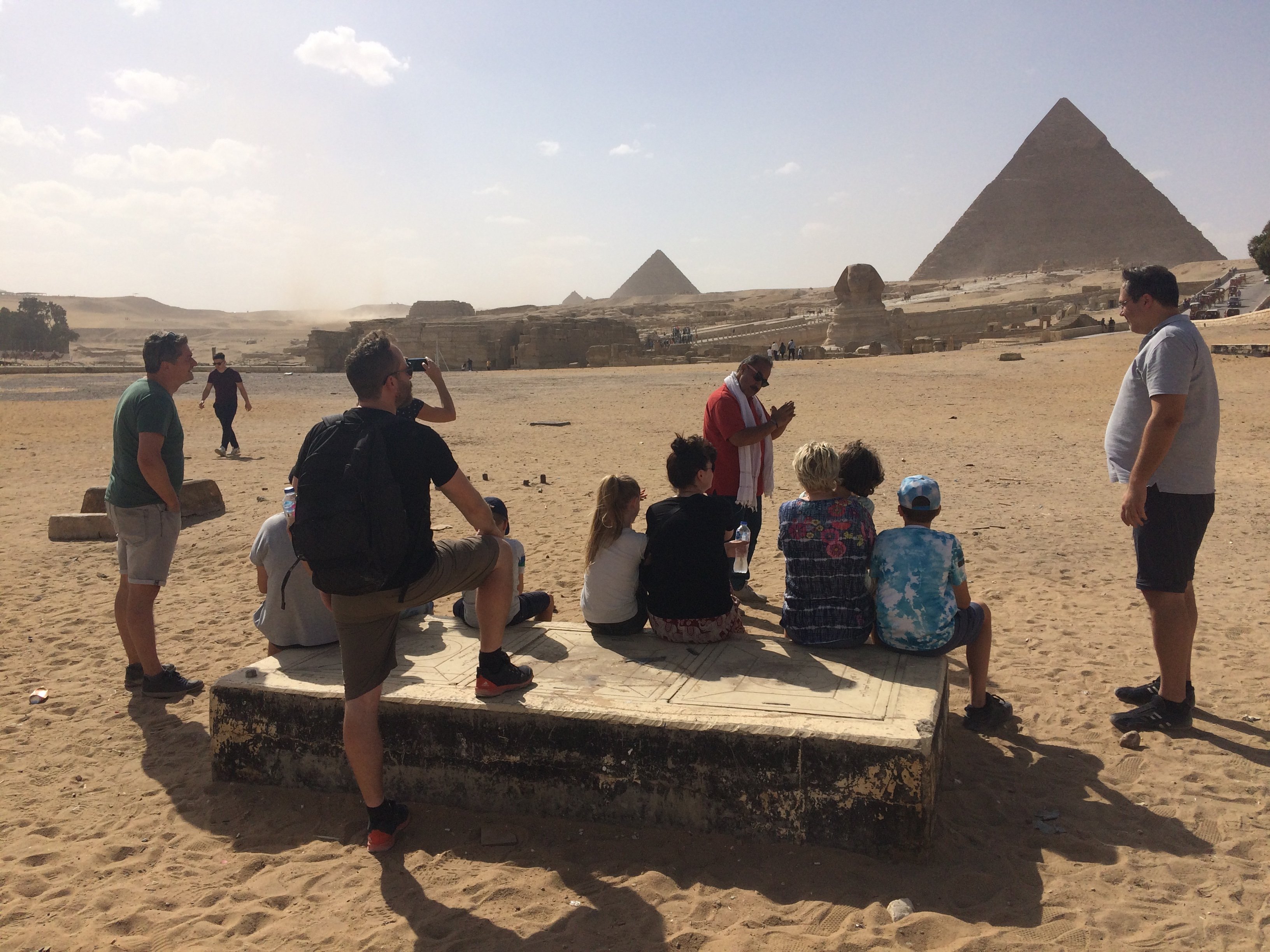 Ägypten mit Kindern - Ägypten Urlaub mit Kindern - Familien besichtigen die Pyramiden von Gizeh