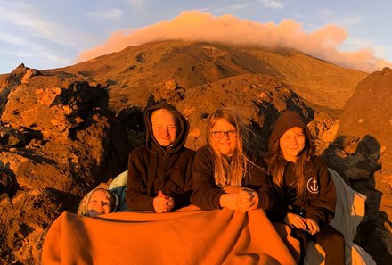 Teneriffa Familienurlaub - Teneriffa for family - Kinder bei Picknick im Teide Nationalpark bei Sonnenuntergang