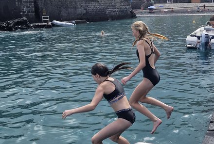 Teneriffa Familienurlaub - Teneriffa for family - Kinder springen ins Wasser - Muelle 