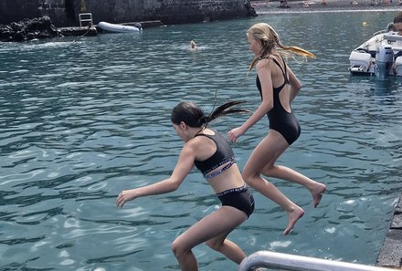 Teneriffa Familienurlaub - Teneriffa for family - Playa Martianez - Muelle - Kinder springen ins Wasser