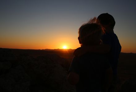 Sonnenuntergang namibia mit Kindern