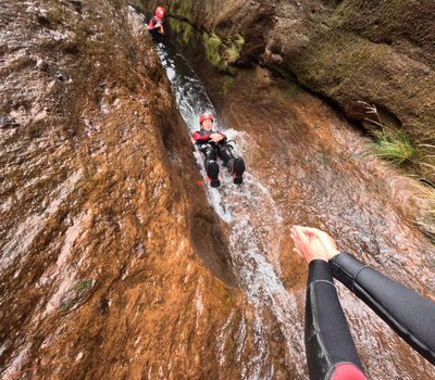 Madeira for family - Bewertung - Frau beim Canyoning Madeira for family - Bewertung - Frau beim Canyoning