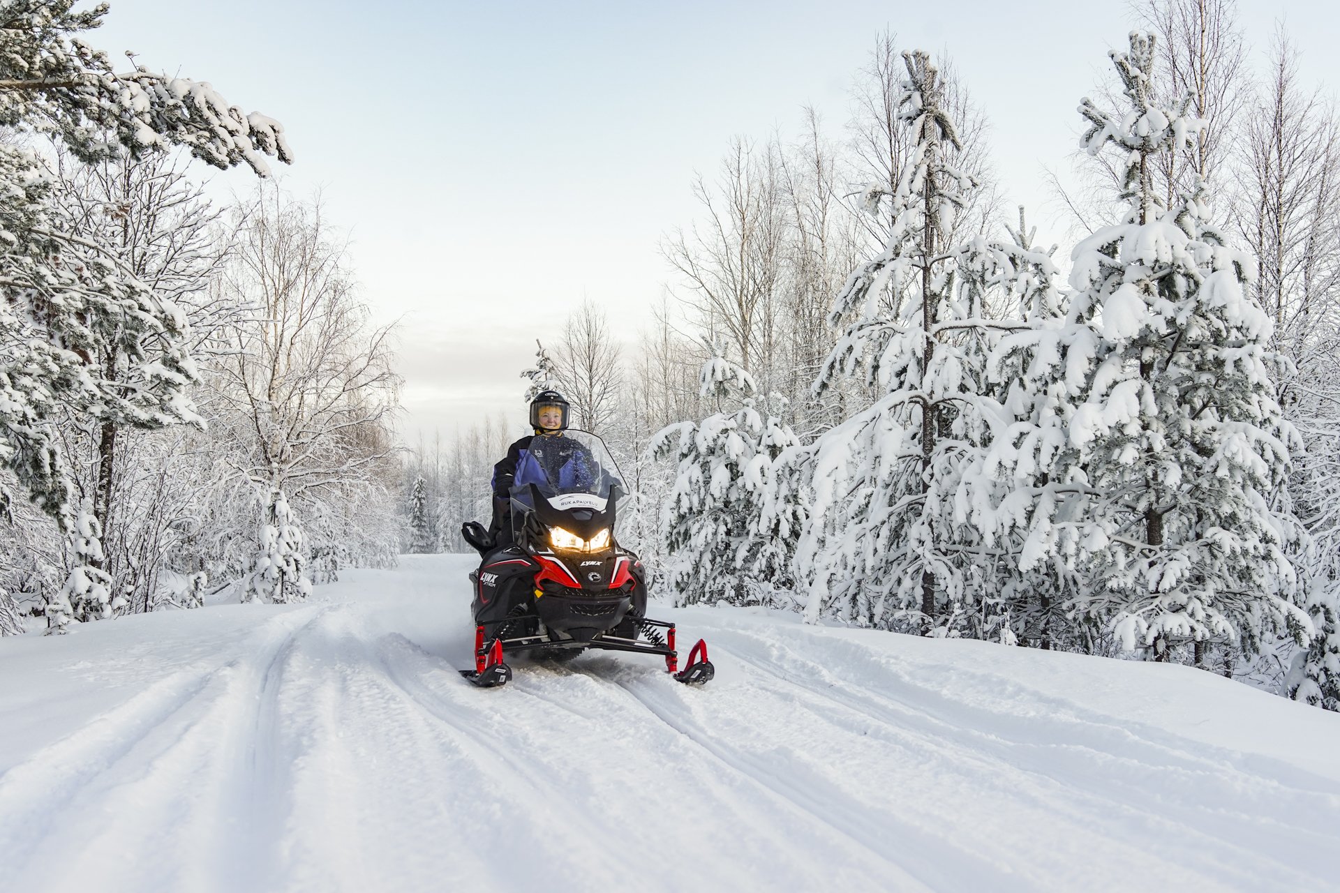 Finnland mit Kindern - Finnland Urlaub Winter mit Kindern - Familienurlaub Finnland - Schneemobil-Safari