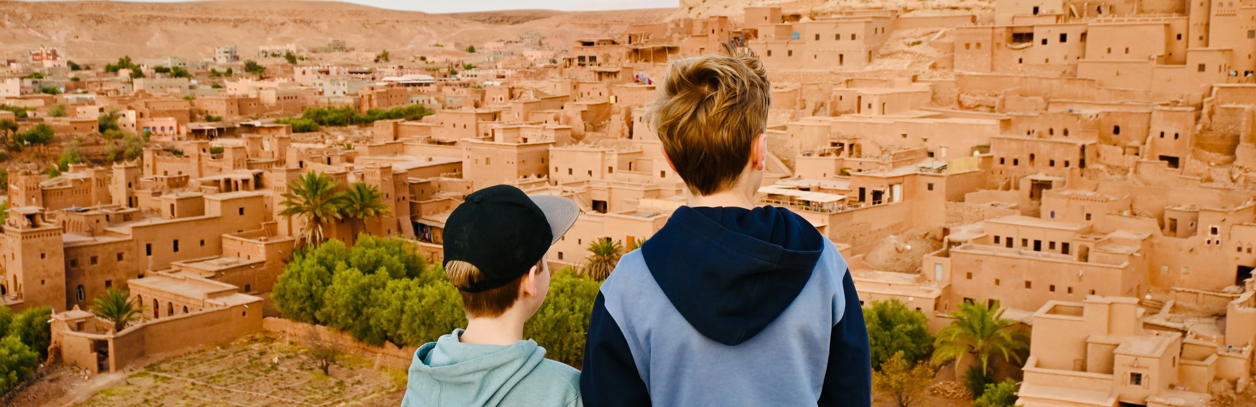 Marokko mit Kindern - Marokko Urlaub mit Kindern - Kinder blicken auf Kasbah