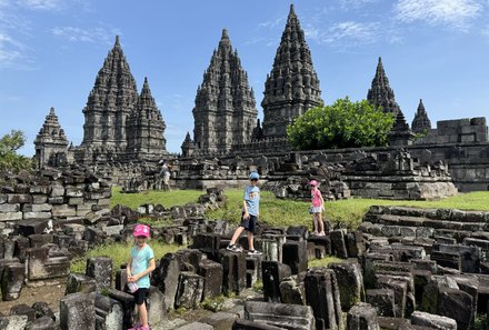 Bali mit Jugendlichen - Java & Bali Family & Teens - Kinder bei Prambanan Tempel