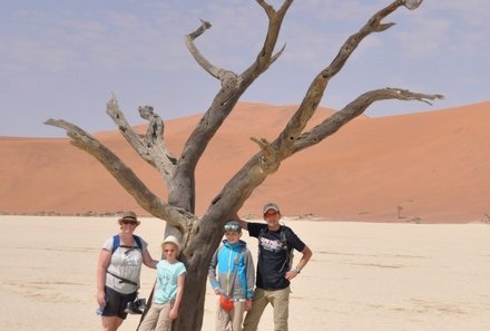 Namibia Familienreise - Familie mitten in der Wüste