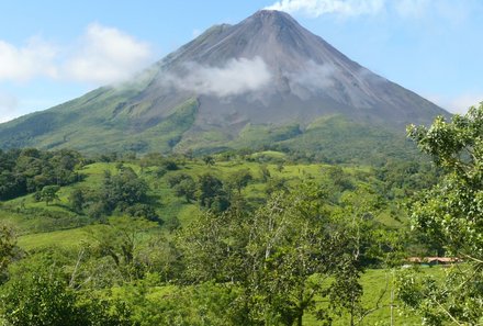 Familienurlaub Costa Rica - Costa Rica for family - grüne Landschaft vor dem Vulkan Arenal