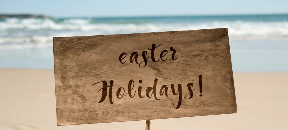 Osterurlaub mit Kindern - Osterferien Urlaub mit Kindern - Familienurlaub Ostern - Schild am Strand
