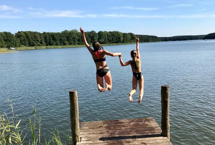 Deutschland Familienreise - Kanutour Meck Pomm - Kinder springen in den See