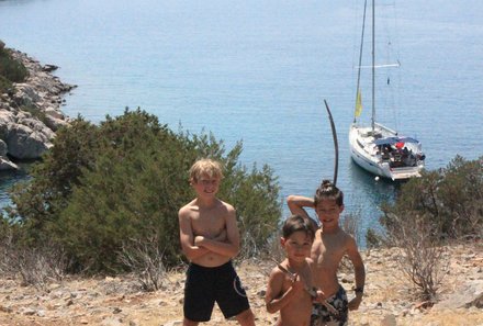 Familienreise Griechenland - Griechenland for family - Segelreise - drei Jungs stehen vor dem Meer