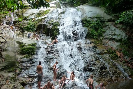 Malaysia & Borneo mit Kindern - Malaysia & Borneo Teens on Tour - Gruppe badet am Wasserfall