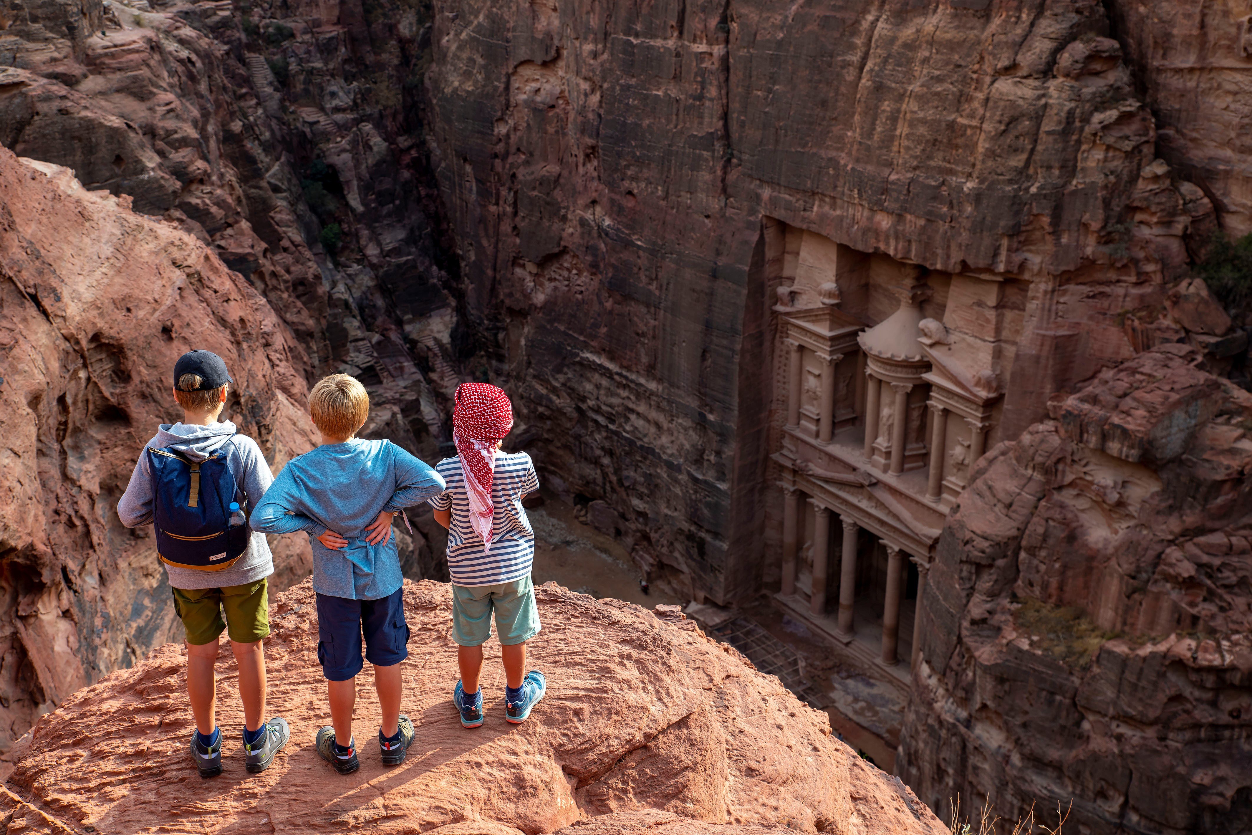 For Family Reisen Gewinnspiel - Familienreise Jordanien - Kinder in Petra