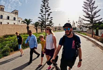 Marokko Summer - Family & Teens - Familie spaziert durch Essaouira