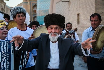 Usbekistan Familienreise - einheimischer Mann mit offenen Armen