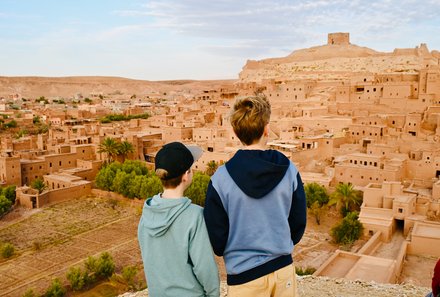 Familienreise Marokko - Marokko for family individuell - Kinder blicken auf Ait Ben Haddou