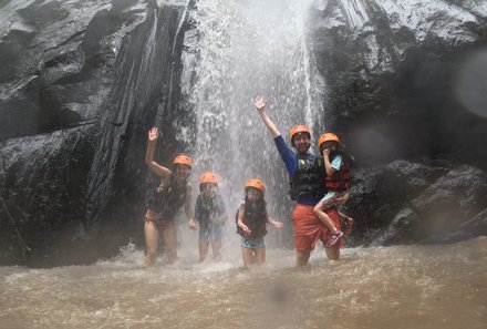 Bali mit Jugendlichen - Java & Bali Family & Teens - Familie mit Raftingausrüstung bei Wasserfall