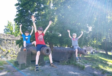 Estland Familienreise - Estland for family - Jungen sitzen auf Kanonen
