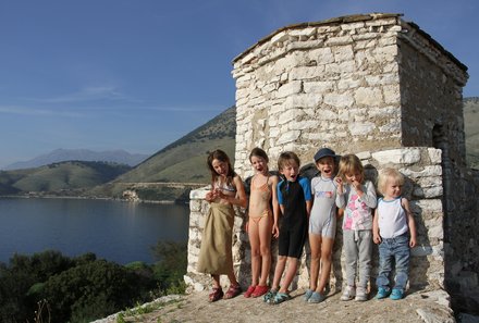Albanien Familienreise - Albanien for family - Pogradec Ohrid-See Kinder vor Mauer