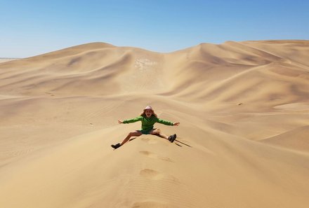 Abenteuersafaris in Namibia - Namibia mit Kindern - Kind auf Düne