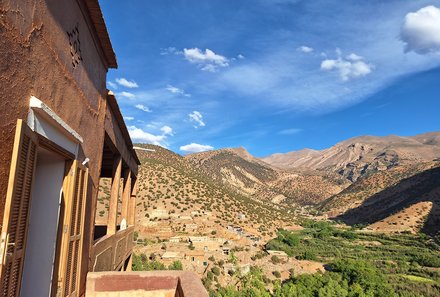 Marokko Familienurlaub - Eco Lodge Ait Bouguemez Unterkunft Tal bei Sonnenschein