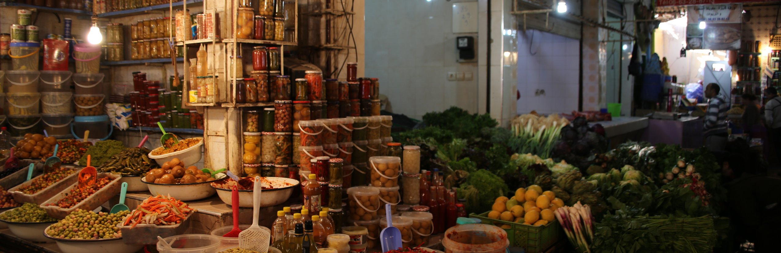 Marokko mit Kindern - Ein Tag in Marrakesch mit Kindern - Marktstand mit Lebensmitteln