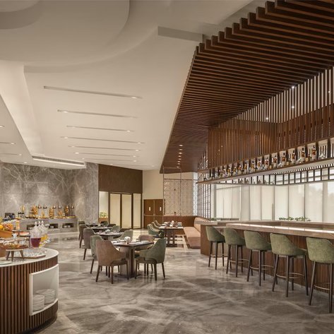 Ein elegantes Restaurant mit modernen Holzelementen und einer stilvollen Bar, die eine Vielzahl von Getränken präsentiert.