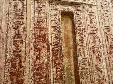 Detailreiche Wandmalerei in einem Grab in Sakkara – Ägypten Reise mit Kindern