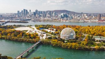 Luftaufnahme von Montreal mit bunten Herbstbäumen