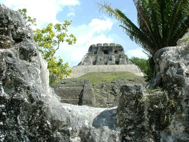 Die beeindruckende Pyramide von Xunantunich erhebt sich majestätisch über die umliegende Landschaft, umgeben von üppigem Grün.