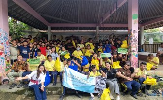 Kinder und Betreuer posieren für ein gemeinsames Gruppenfoto – Bali Familienreise