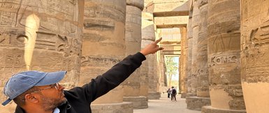 Reiseleiter erklärt die Geschichte der Säulen im Karnak-Tempel – Ägypten Reise mit Kindern
