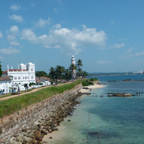 Blick vom Galle Fort auf das Meer und ein weißes Kolonialgebäude – Sri Lanka Reise mit Kindern
