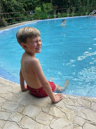 Kind genießt den Moment am Pool – Costa Rica Familienreise