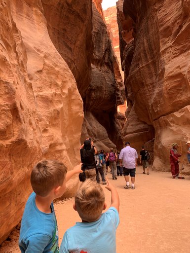 Felsenstadt Petra mit Touristen - Jordanien Urlaub mit Kindern
