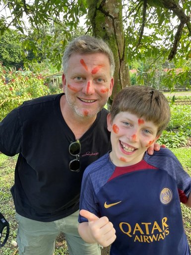 Familienbesuch im indigenen Reservat Quitirrisi mit traditioneller Bemalung – Costa Rica mit Kindern