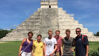 Familie posiert gemeinsam vor der Pyramide El Castillo in Chichén Itzá – Mexiko Reise mit Kindern