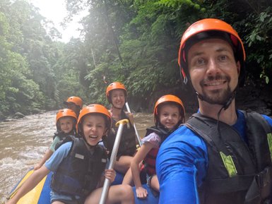 Familie erlebt ein spannendes Rafting-Abenteuer – Indonesien mit Kindern