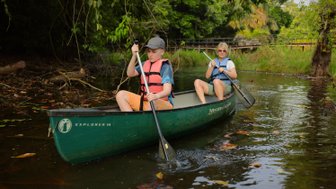 Junge und Mutter beobachten Vögel während einer Bootstour im Maquenque-Naturschutzgebiet – Costa Rica mit Kindern