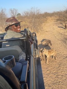 Safari-Guide entdeckt Hyänen vom Jeep aus während einer Pirschfahrt – Südafrika mit Kindern