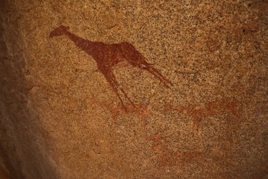 Die Felsmalerei zeigt eine Giraffe - Namibia Rundreise mit Kindern